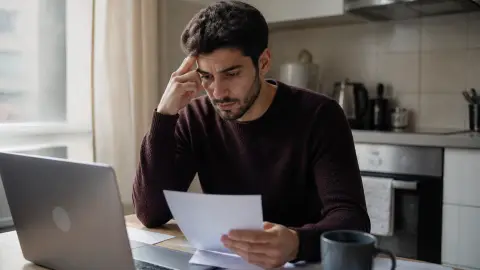 Auto-entrepreneur sans-papiers : comprendre pourquoi l'obtention d'un SIRET ne permet pas la régularisation